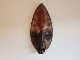 Beau masque Africain sculpté à la main  En bois et métal