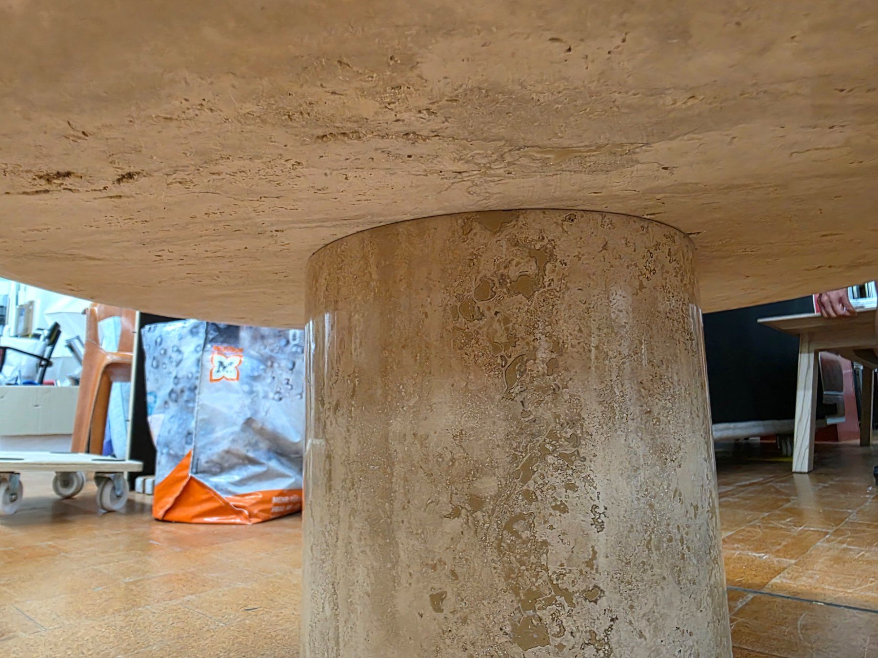 Tables: Designer Couchtisch aus Travertin – D'occasion à Lichtensteig par UsedINStore 4