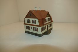 Spur H0: Stadthaus ausgeschmückt und mit Innenbeleuchtung