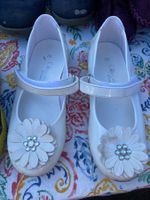 Weisse Ballerinas Grösse 26, mit Blume, Top Zustand!