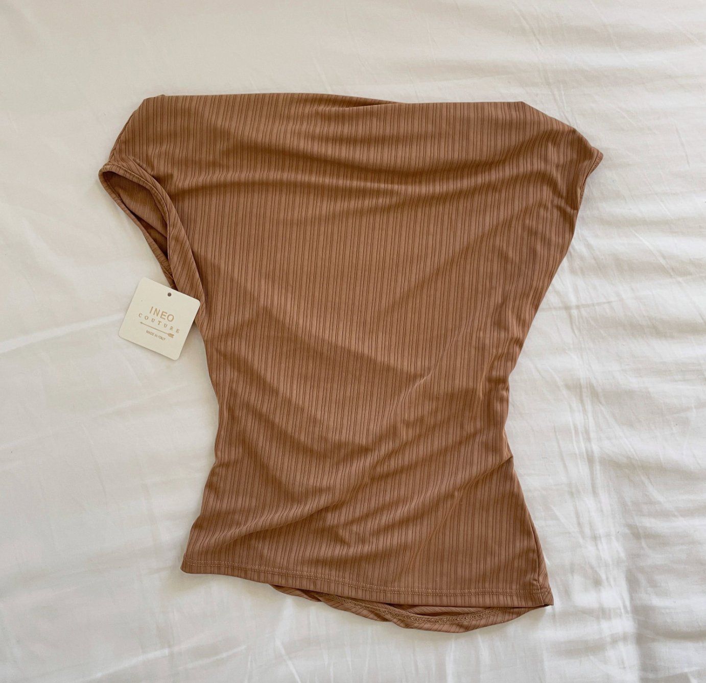 Tops: Italian asymmetric beige top – Gebraucht aus Genève von toandfrom
