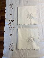 Nappe brodée en lin (140x174cm) avec 6 serviettes (42x46cm)
