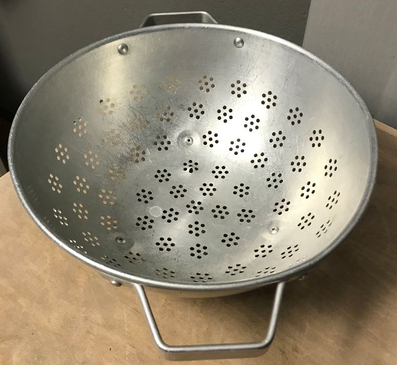 Alu Löcherbecken Löchersieb Salatsieb vintage alt 25 cm (Gebraucht) in ...