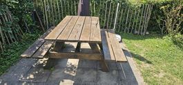 Massiver Holztisch mit festen Sitzbänken, gebraucht