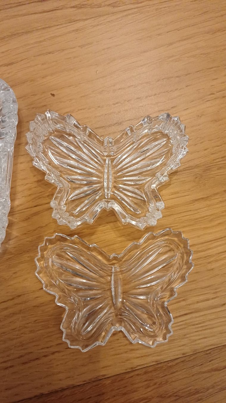 Bicchieri: Glasdose mit Schmetterling Deckel und Schale – Usato da Oberneunforn venduto da Bumbam 2