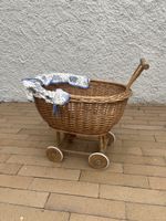 Puppenwagen aus Weidengeflecht mit Gebrauchsspuren