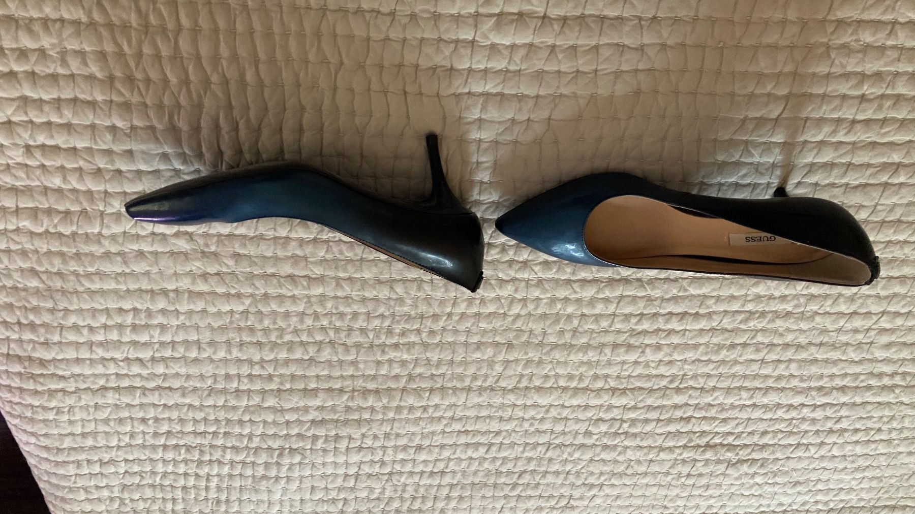 Guess Damenschuhe: GUESS Schuhe mit Absatz, blau schwarz mit Metallic Effect – Gebraucht aus Zürich von ann_ngp7 1