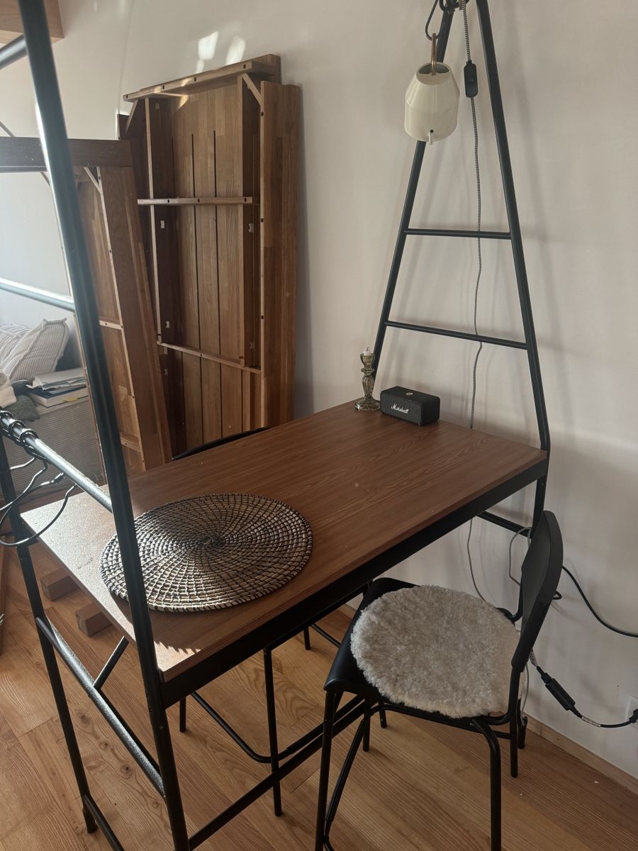Ikea Tables: Bartisch mit 4 Hockern – D'occasion à Basel par Lucijam.