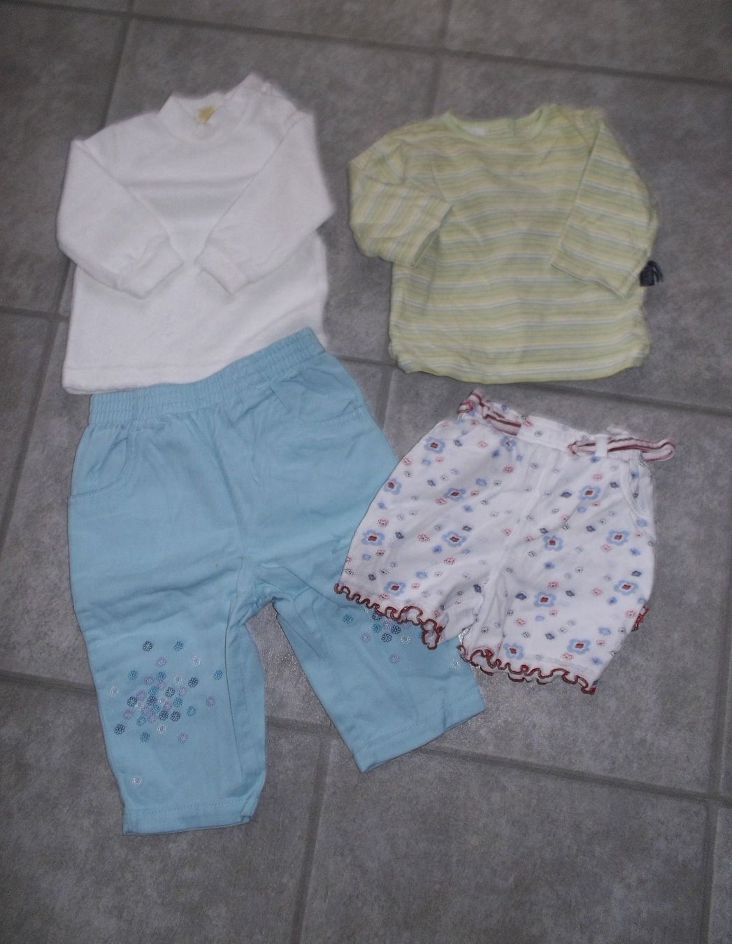 Lotti & Set di vestiti: 17 teiliges Mädchen Kleiderpaket Grösse 62/68 – Usato da Kaltbrunn venduto da Cindy99 4