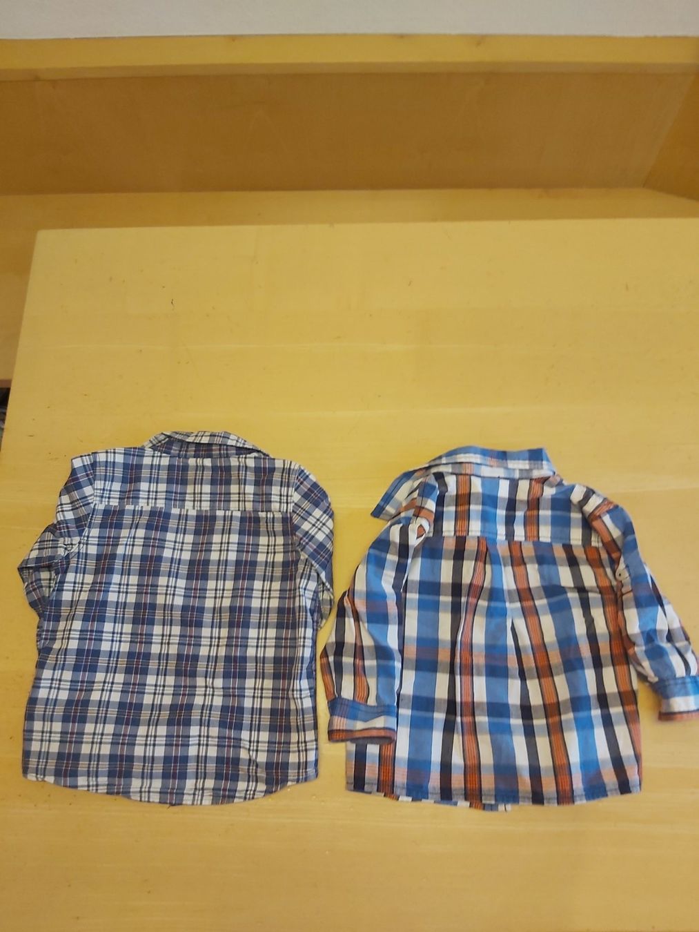 Lotti & Set di vestiti: Hemden junge Gr. 74 – Usato da Disentis/Mustér venduto da epa_862v 1