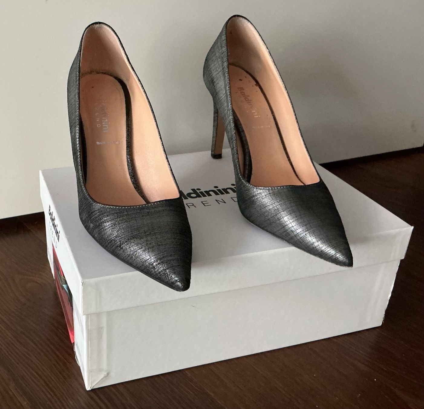 Baldinini Scarpe da donna: Baldinini gray/silver leather pumps 39 – Usato da Basel venduto da 18Inspiration 1