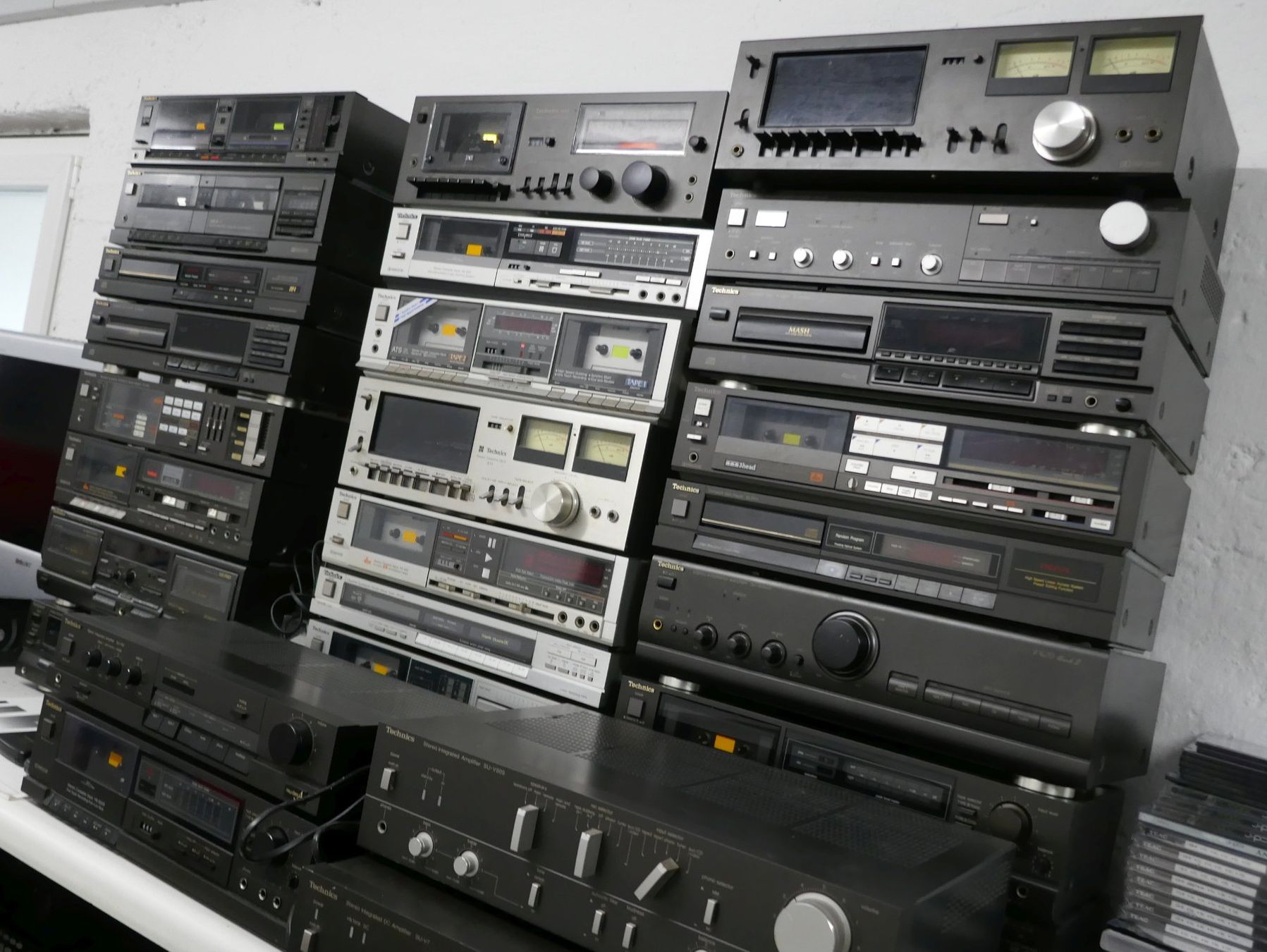 Technics Amplificatori: Riesiges Konvolut an Technics Hifi-Komponenten – Usato da Wenslingen venduto da FairlightCMI 6