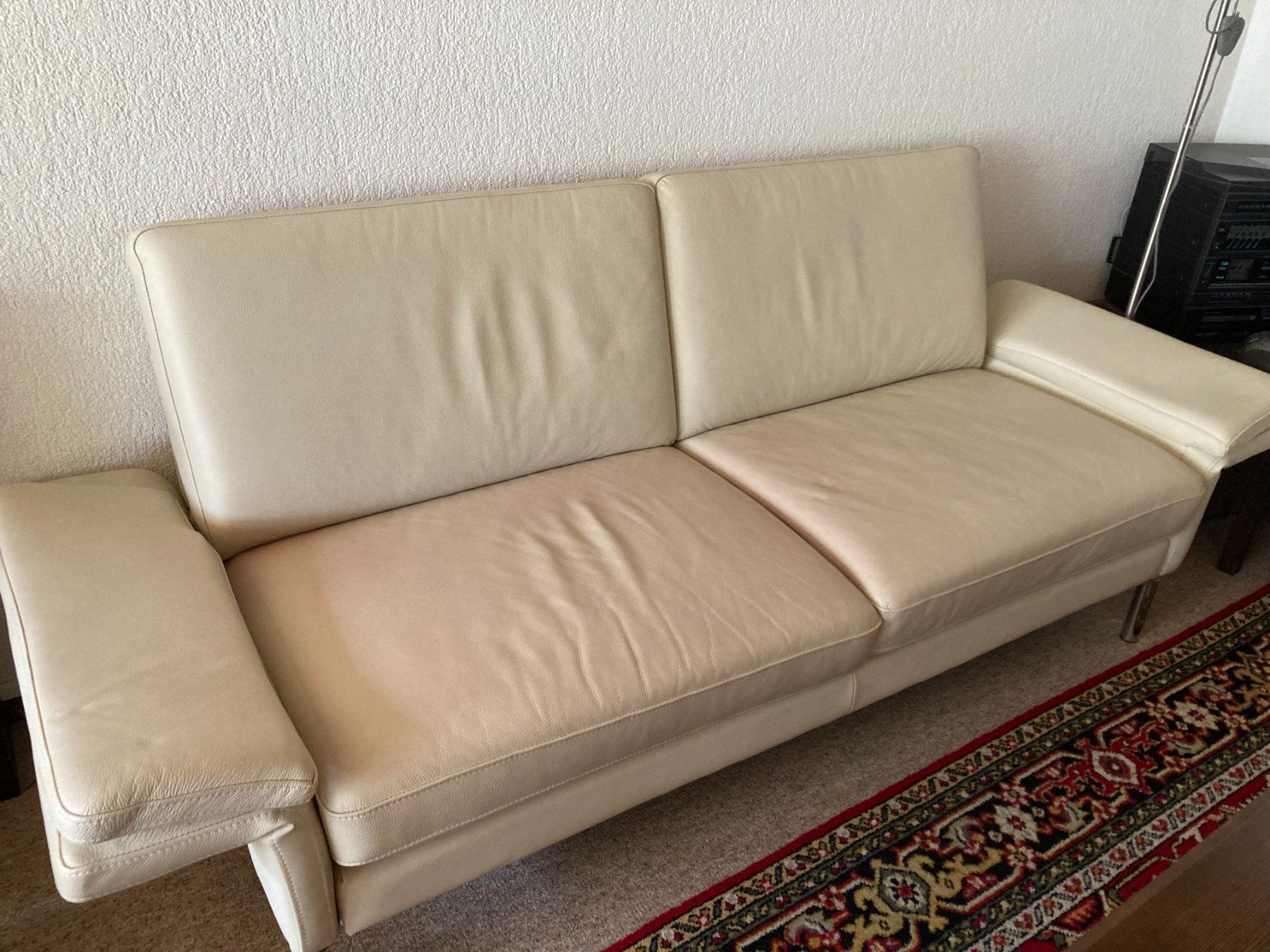 Divani: Crèmefarbenes formschönes Ledersofa – Usato da Spiez venduto da crew7 1