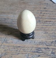 Oeuf sculpté décoratif sur socle hauteur 7 cm