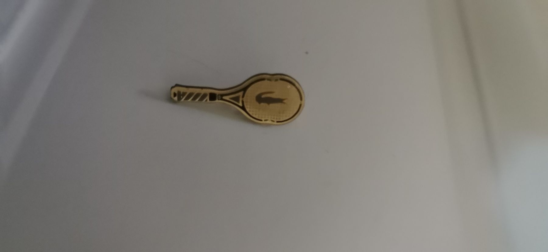 Placchette & Badge: Pin raquette Lacoste – Usato da Genève venduto da vins50