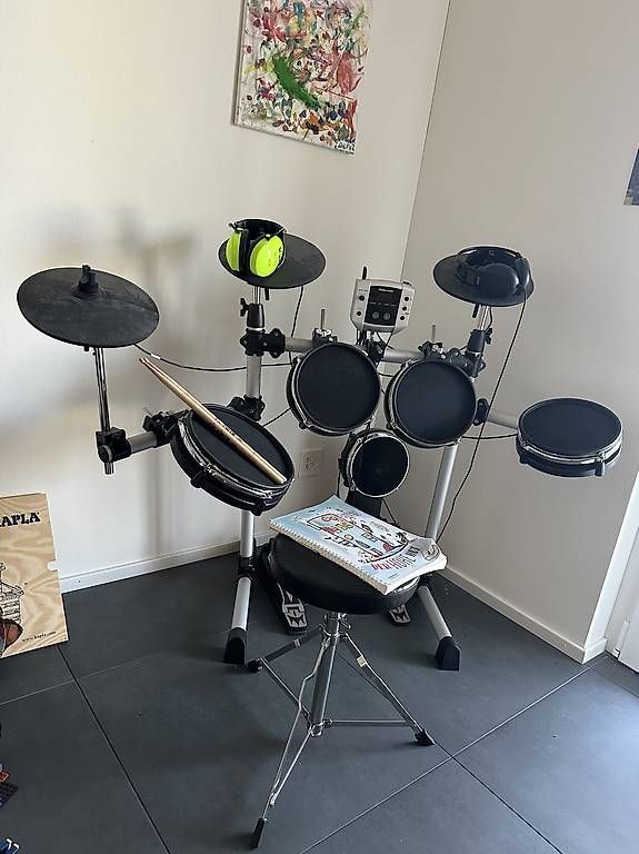 Thomann Musikinstrumente: Thomann Millenium MPS-150 E-Drum Set mit Zubehör Schlagzeug – Gebraucht aus Rottenschwil von v1t_7shm