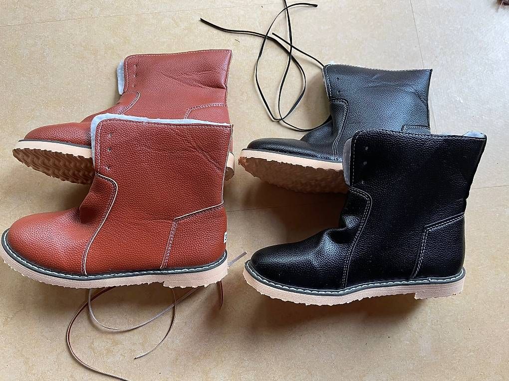 Scarpe da donna: 2 Winterstiefel wasserdicht neu 38 – Usato da Meiringen venduto da Bignoddy 1
