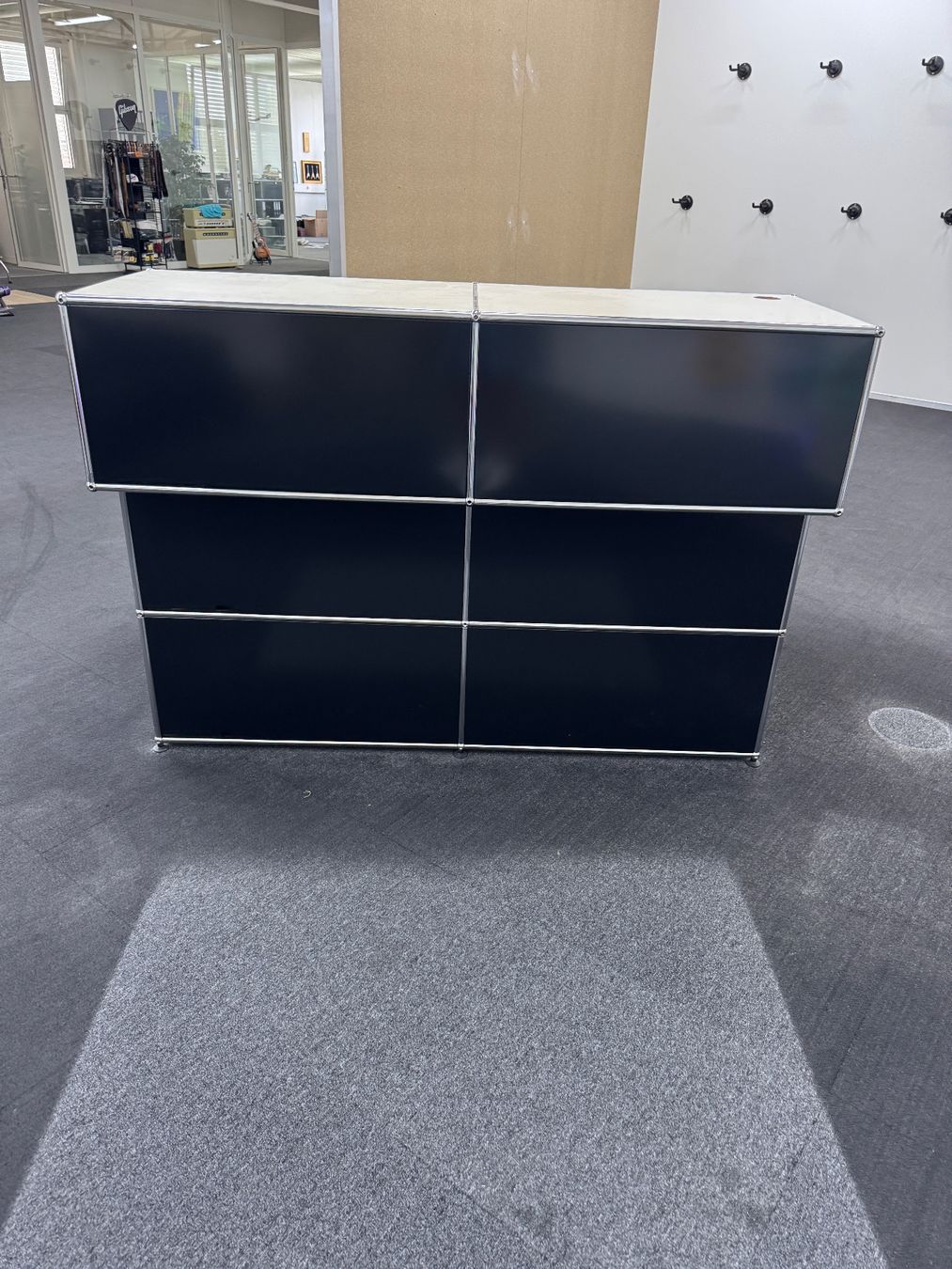 USM Allestimento di negozi e stand fieristici: USM Haller Theke inkl. Tisch – Usato da Arlesheim venduto da Do-Ze 2