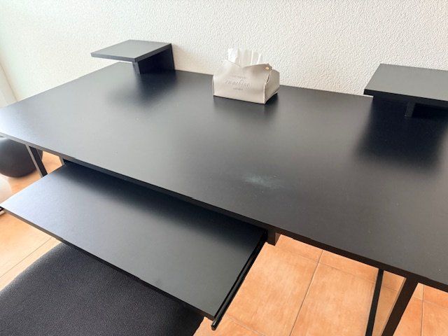 Ikea Scrivanie: Ikea Schreibtisch, Schwarz mit Stuhl – Usato da Nuerensdorf venduto da ghi_b7xs 1