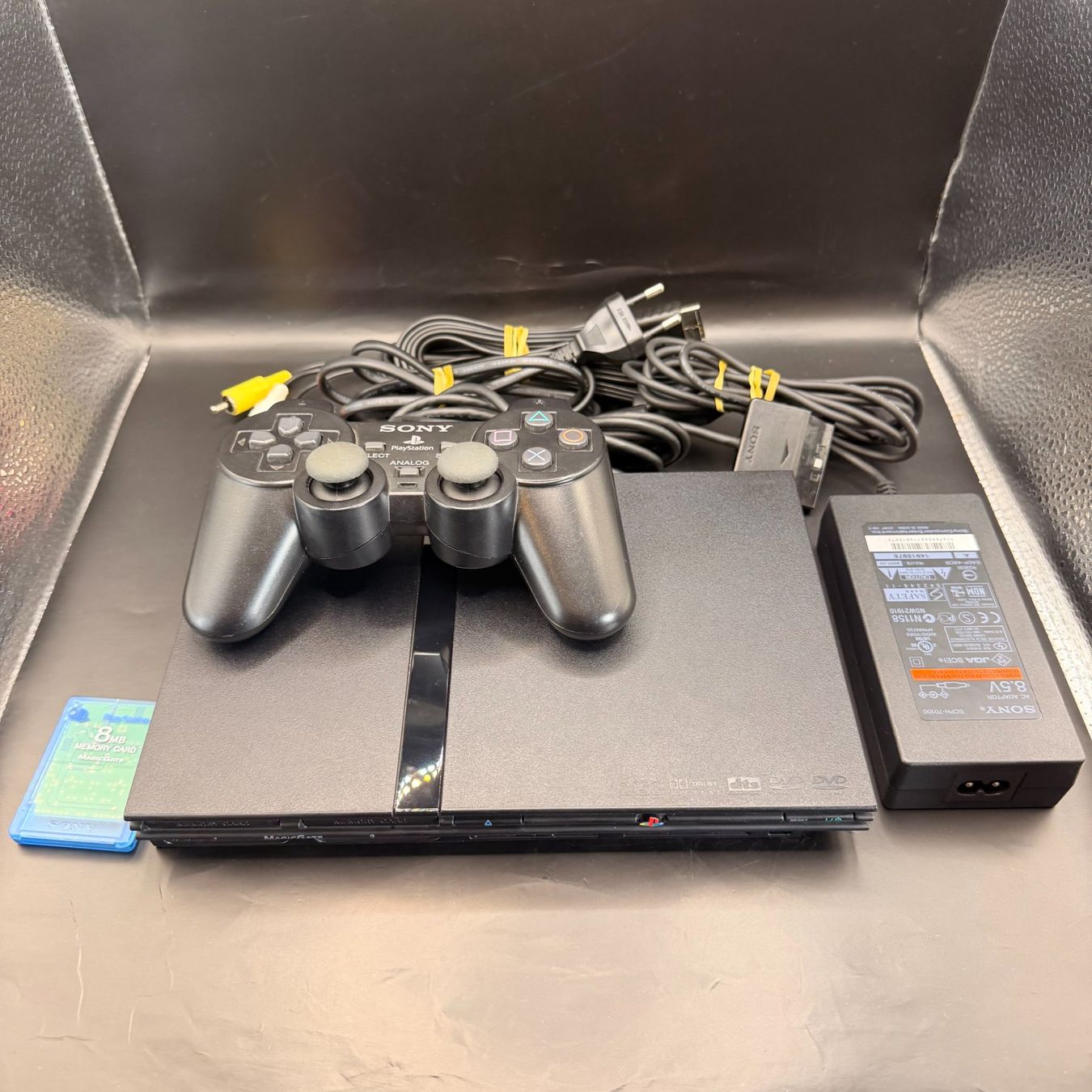 Sony Konsolen: Sony PlayStation 2 Slim Konsole Schwarz mit Controller – Gebraucht aus Düdingen von Nerdworld