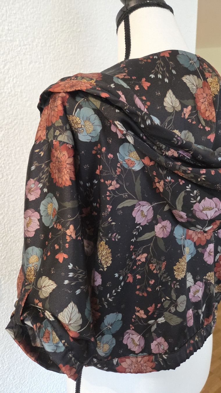 Jacken: Schwarze Blumen Jacke mit Kapuze Gr.M – Gebraucht aus Näfels von CH.Kchlineknopf 2
