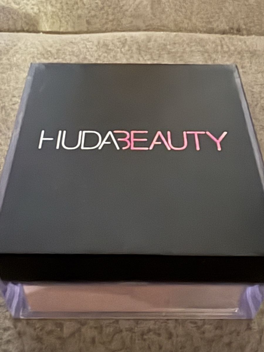 Huda Beauty Maquillage: Huda Beauty Puder  Farbe Cupcake Light – D'occasion à Schaan par Filipipa