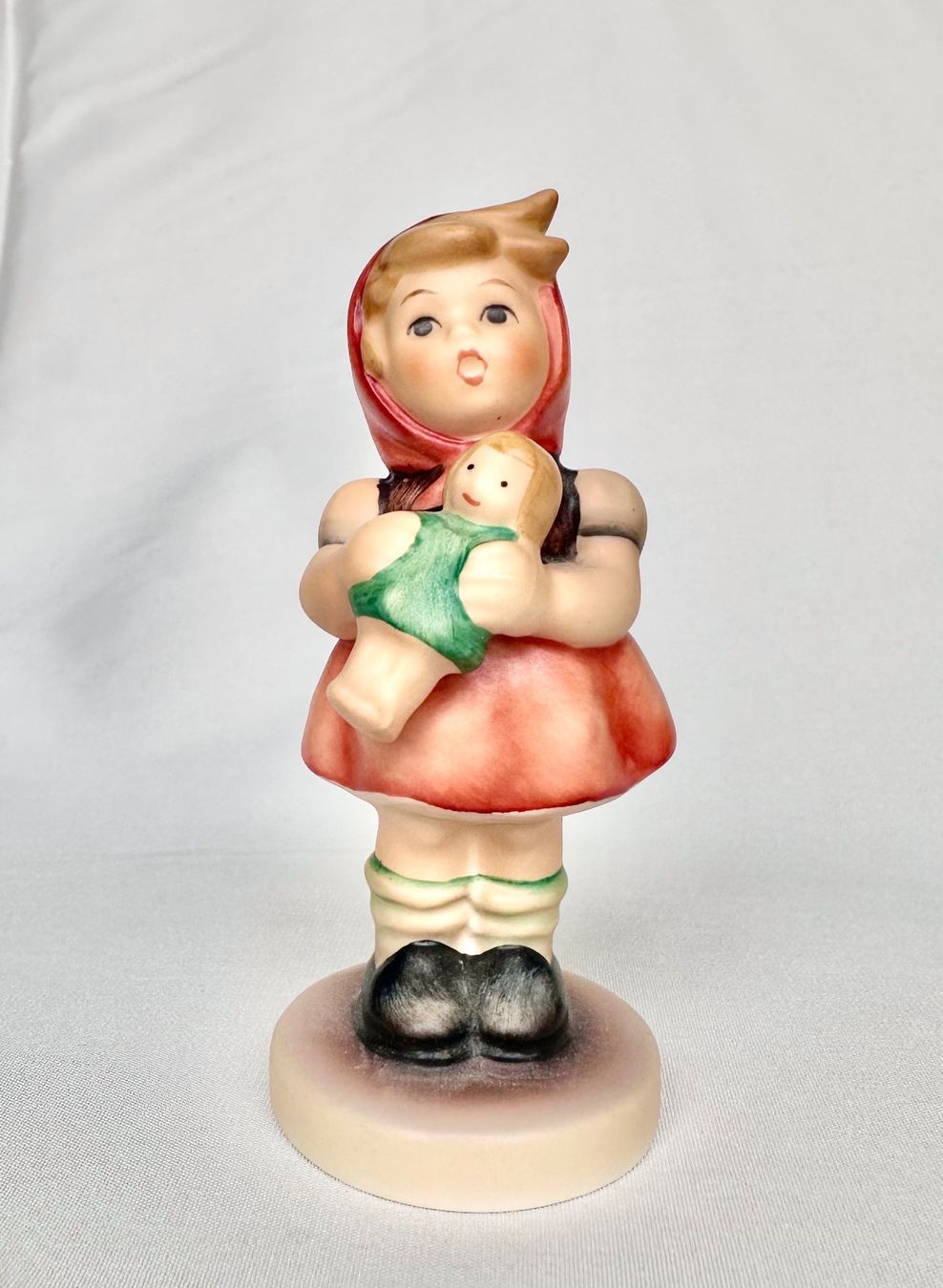 Hummel Figuren: Hübsche Goebel Hummel Figur Mädchen mit Puppe – Gebraucht aus Steinen von SputnikSweetheart