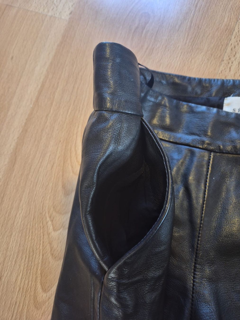 Sezane Pantalons: Short en cuir noir Sézane, taille 36 – D'occasion à Épalinges par lola_vp_99 4