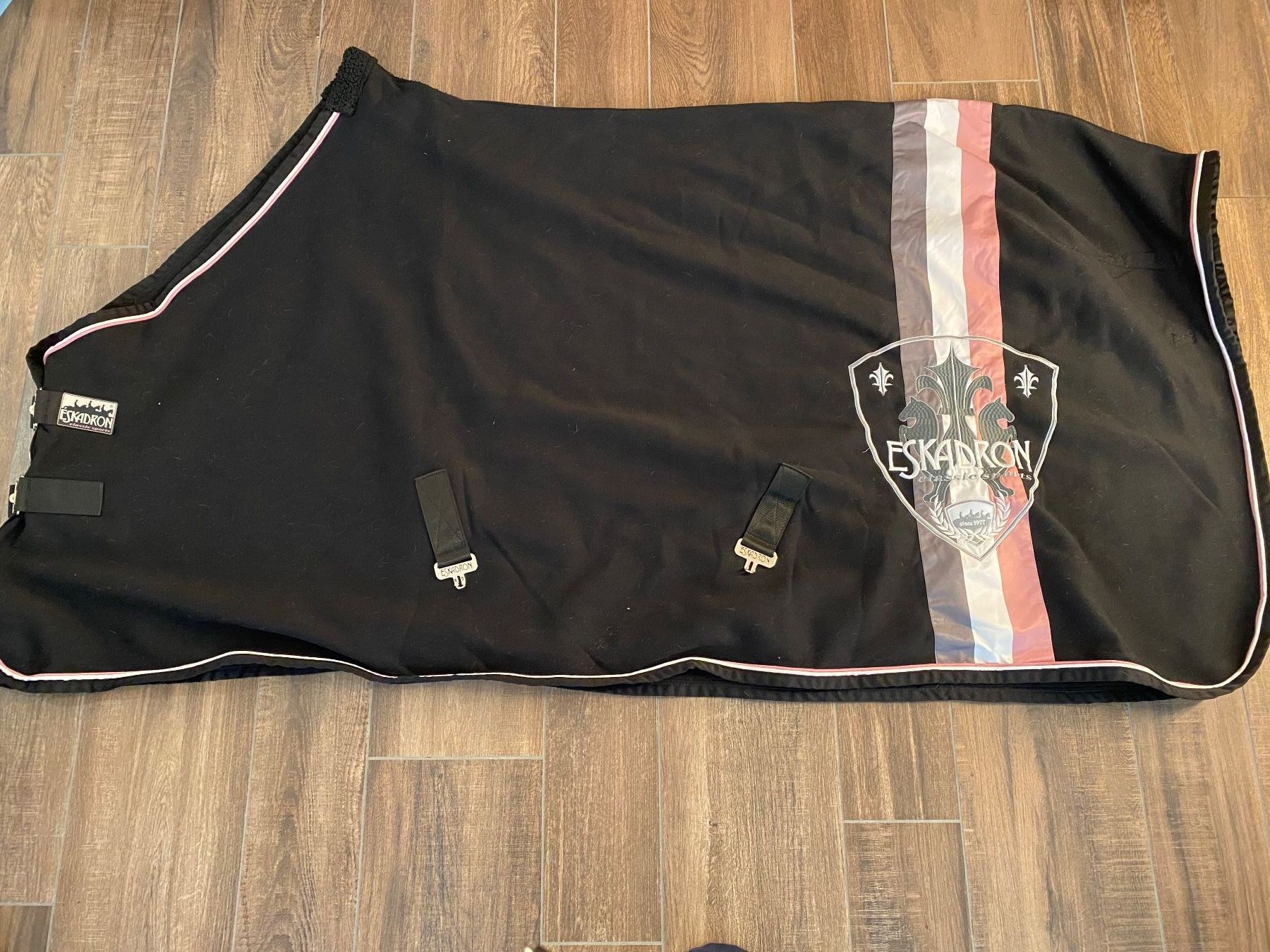 Eskadron Decken: Eskadron Abschwitzdecke Jersey Stripes Gr. L / 145 cm – Gebraucht aus Pratteln von a23_j2gs