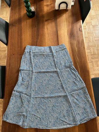 Esprit Midirock blau mit weissem Print, Gr. 40