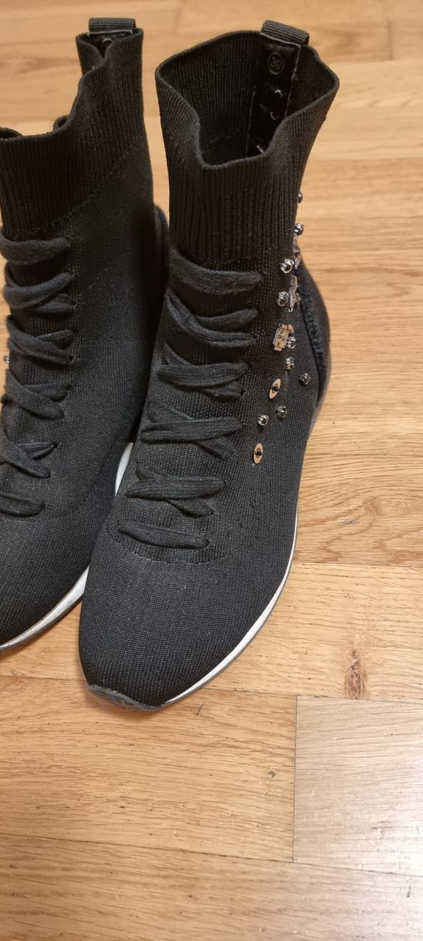Scarpe da donna: Schwarze Stoffstiefel mit Schmucksteinen, Grösse 39 – Usato da Frauenfeld venduto da Bounty40 1