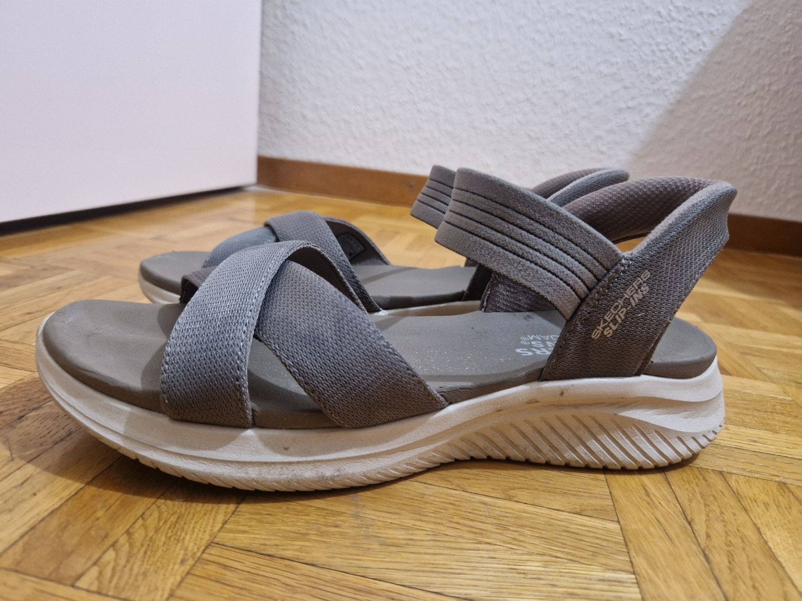 Skechers Damenschuhe: sandales skechers beiges 39 – Gebraucht aus Lausanne von nay_km7s 1