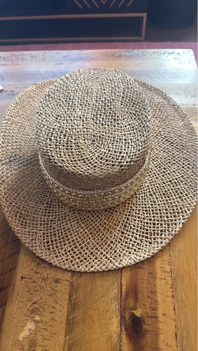 Hüte, Mützen & Caps: Straw Hat with Metallic Stud Detail, Like New – Gebraucht aus Zürich von ann_h6tp