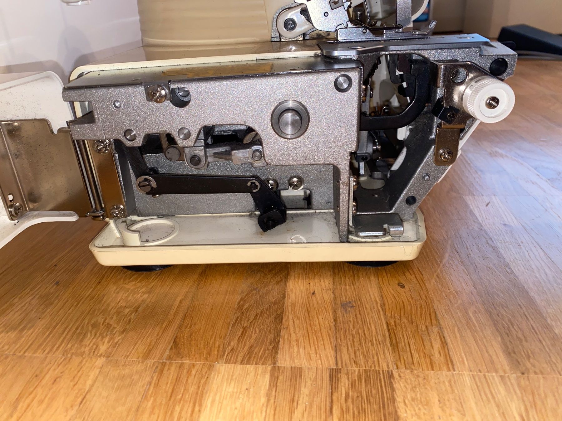 Bernina Macchine da cucire: Bernina Bernette 800 D - Overlock Nähmaschine – Difettoso da Rotkreuz venduto da mia_dc2r 3