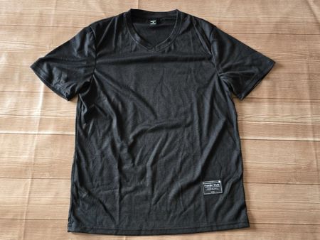 Schwarzes T-Shirt - XS - mit V-Ausschnitt 4️⃣