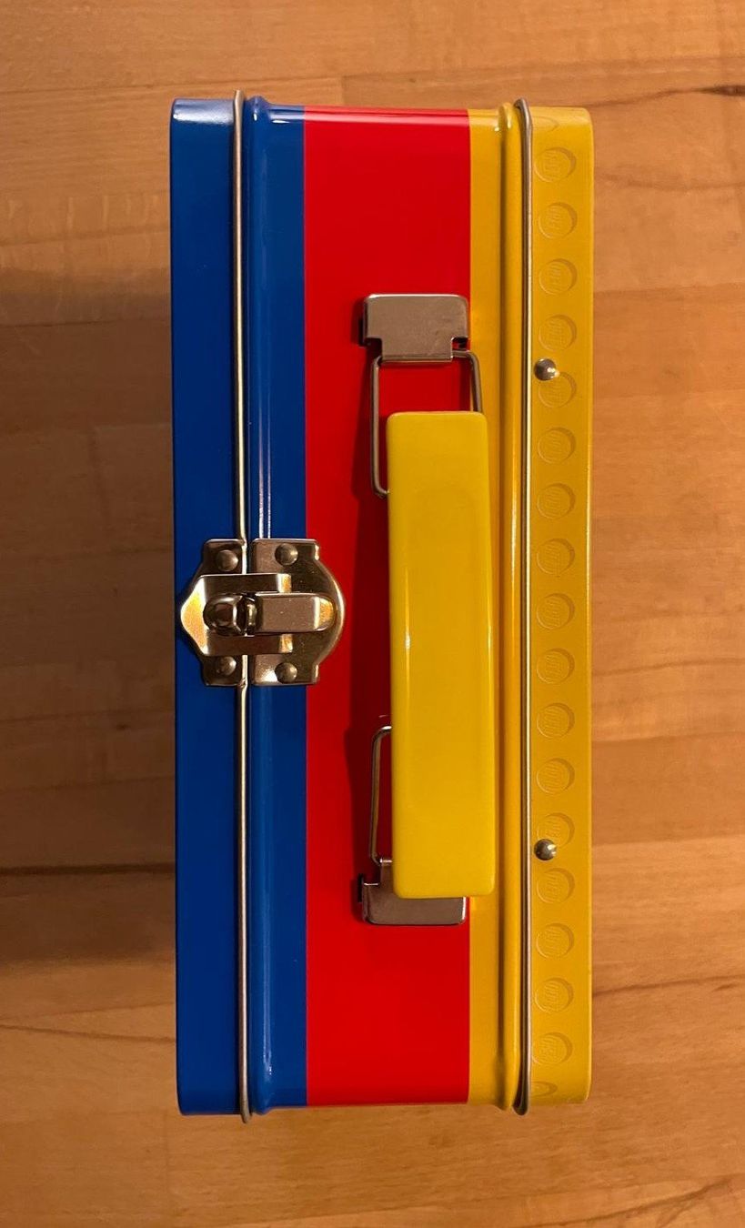 Lego Kit di costruzioni: Limitierte LEGO Metall-Lunchbox mit Patent-Design – Nuovo e nell'imballaggio originale da Baden venduto da FereBede 2
