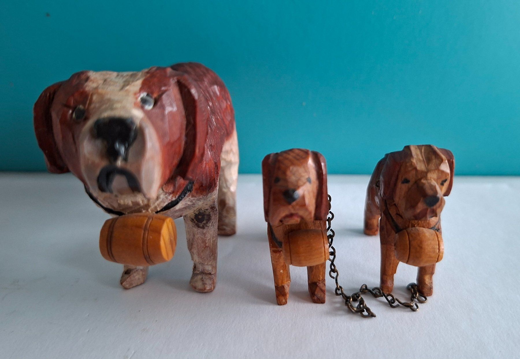 Statuette: 3er Set geschnitzte Bernhardiner Hunde Holzfiguren – Usato da Opfikon venduto da Diversamente 2