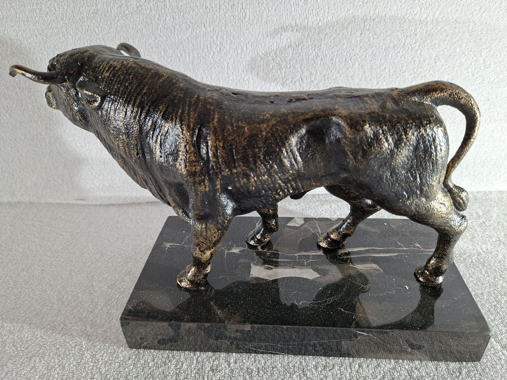 Sculture & Statue: Metall Stier auf Marmorsockel – Usato da Grindelwald venduto da carro5 3