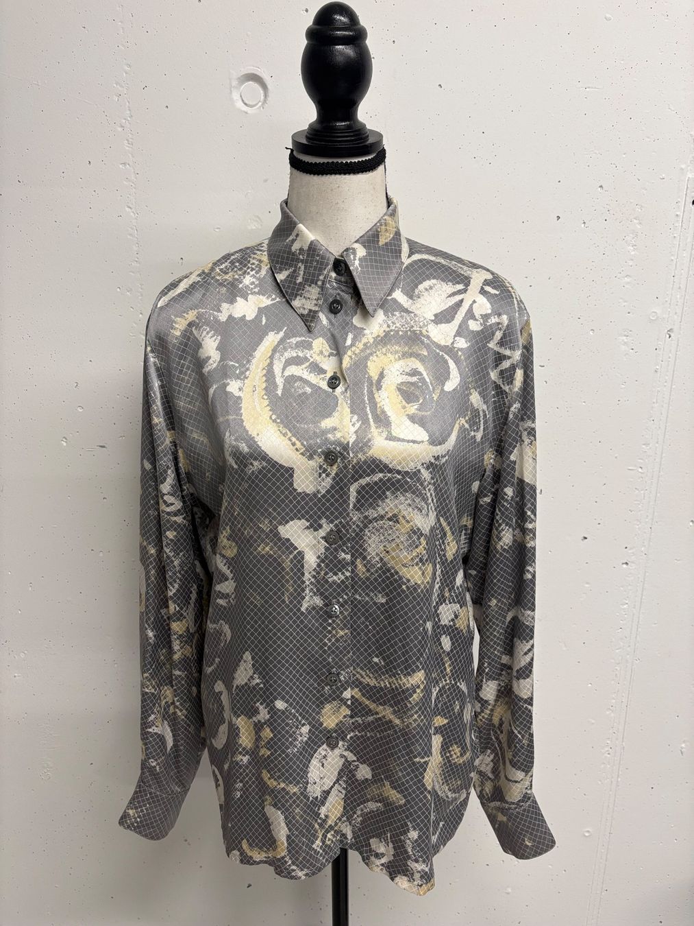 Escada Blusen: Escada Seidenbluse 38 Hemdbluse gemustert grau beige – Neu (gemäss Beschreibung) aus Regensdorf von sec_l5cr 1