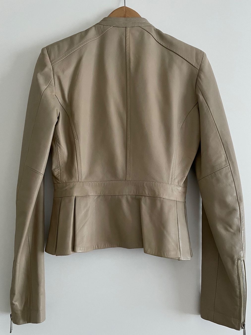 Versace Jacken: Lederjacke von Versage Jeans beige Größe 34 – Gebraucht aus Zürich von Minixxs 1