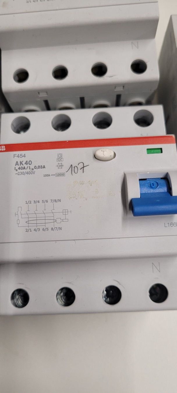 ABB Interruttori: 4 Polige FI 40 u. 25 A 30mA – Usato da Adlikon b.Regensdf venduto da fatbob50 2