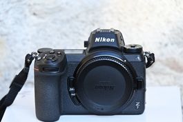 Nikon Z7 plein format FX 45,7 MP(40 865 shutter) 4 Batteries
