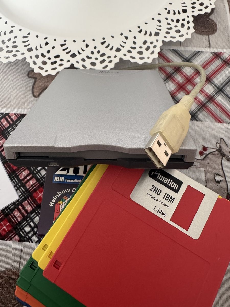 Dischetti: USB Floppy Drive + 2HD Disketten 1.44MB – Usato da St. Margarethen TG venduto da Apple_Lovers