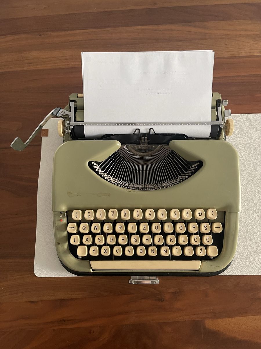 Macchine da scrivere: Vintage Reiseschreibmaschine – Usato da Adliswil venduto da JadrankaR