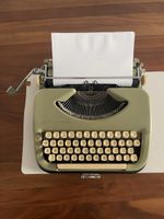 Vintage Reiseschreibmaschine auf Kyrillisch