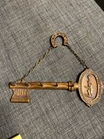 Schlüsselhalter mit Hufeisen und Mann mit Laterne