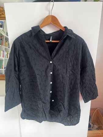 Chicorée Bluse schwarz mit Lochstickerei Grösse S