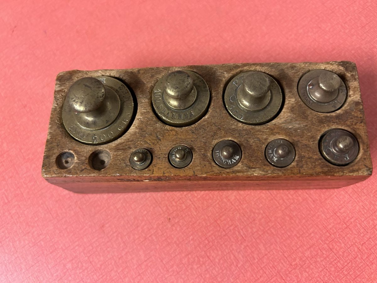 Bilance e pesi: Antike Messing Gewichte, Satz mit Holzbox, Wage Gewichte. – Usato da Lanzenhäusern venduto da vic63 1