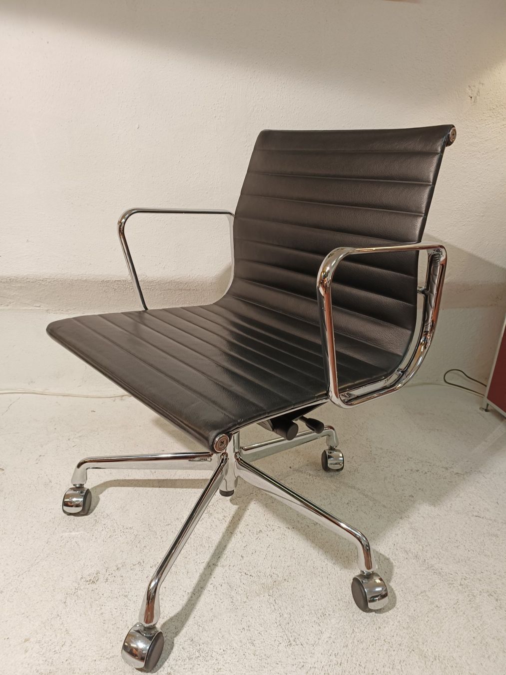 Stühle: Vitra Eames Aluchair EA 117 leder schwarz – Gebraucht aus Winterthur von style-and-design.zrh 1