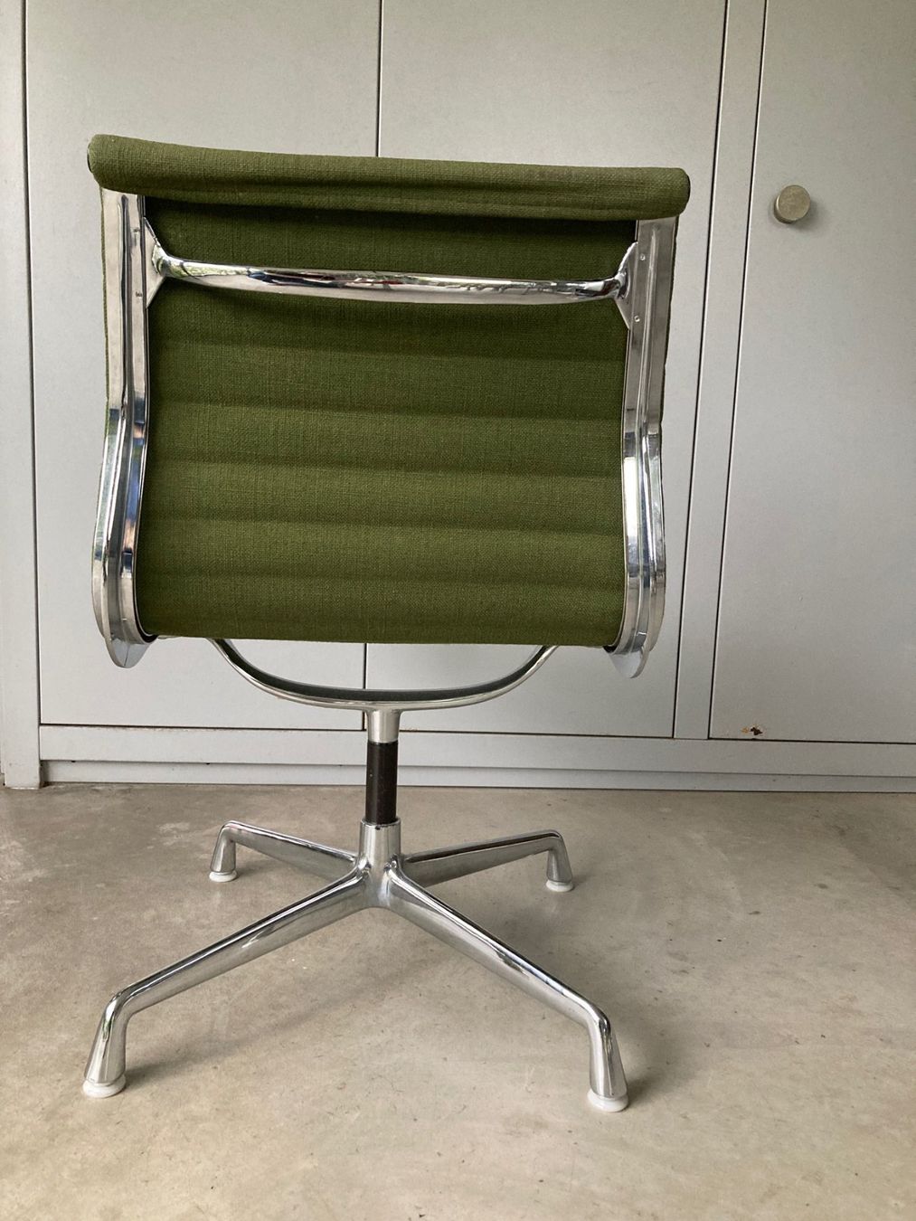 Vitra Stühle: Aluminium Chair EA 105, Eames – Gebraucht aus Uster von frrol 2